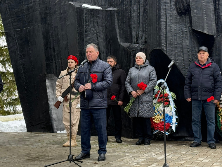 11 декабря 2025 года в сельском поселении Новая Криуша на Аллее памяти героям открыли мемориальные доски.